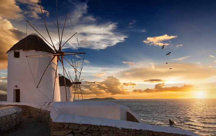 Windmühlen von Mykonos bei Sonnenuntergang - ©moofushi - stock.adobe.com