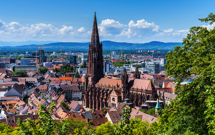 Freiburg im Breisgau von oben - © Simon - stock.adobe.com