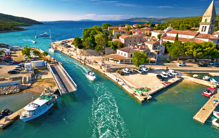 Osor am Kanal Kavada, der die Nordinsel Cres von der Südinsel Lo?inj trennt - © xbrchx - stock.adobe.com