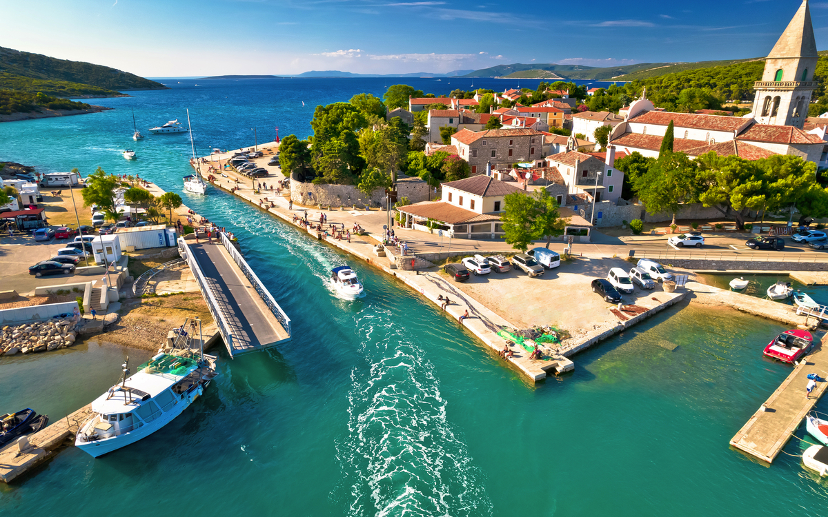 Osor am Kanal Kavada, der die Nordinsel Cres von der Südinsel Lo?inj trennt - © xbrchx - stock.adobe.com