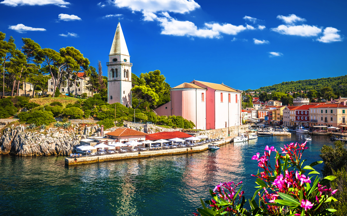 Aussicht auf die Kirche und den Hafen der Stadt Veli Losinj - © xbrchx - stock.adobe.com