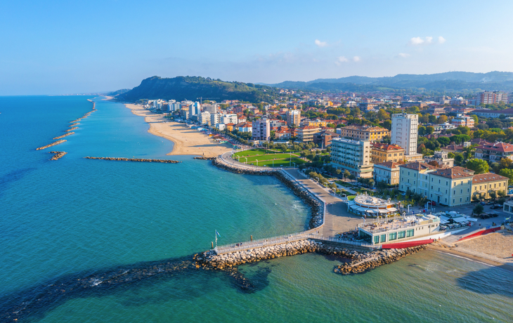 Luftaufnahme des Strandes von Pesaro - © dudlajzov - stock.adobe.com