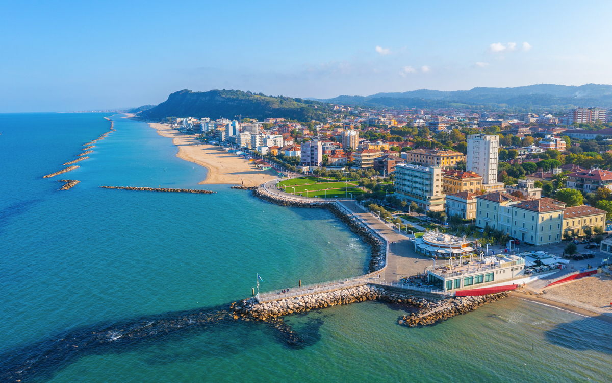 Luftaufnahme des Strandes von Pesaro - © dudlajzov - stock.adobe.com