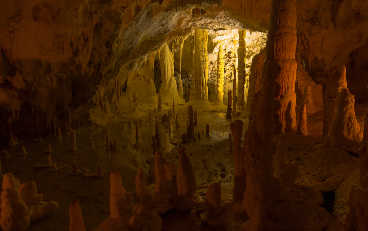 Formation of stalagmites and stalactites in the caves - ©lorenza62 - stock.adobe.com