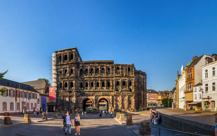 Porta Nigra: das schwarze Stadttor von Trier - © Sina Ettmer - stock.adobe.com