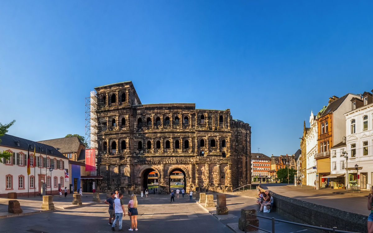 Porta Nigra: das schwarze Stadttor von Trier - © Sina Ettmer - stock.adobe.com