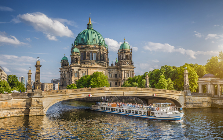 Berliner Dom mit Schiff auf der Spree - © JFL Photography - stock.adobe.com