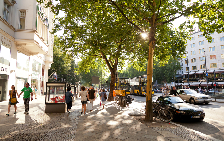 Kurfürstendamm Höhe U-Bahn Uhlandstraße mit Modegeschäft COS und Hotel Kempinski - Kurfürstendamm © visitBerlin/Foto: Philip Koschel