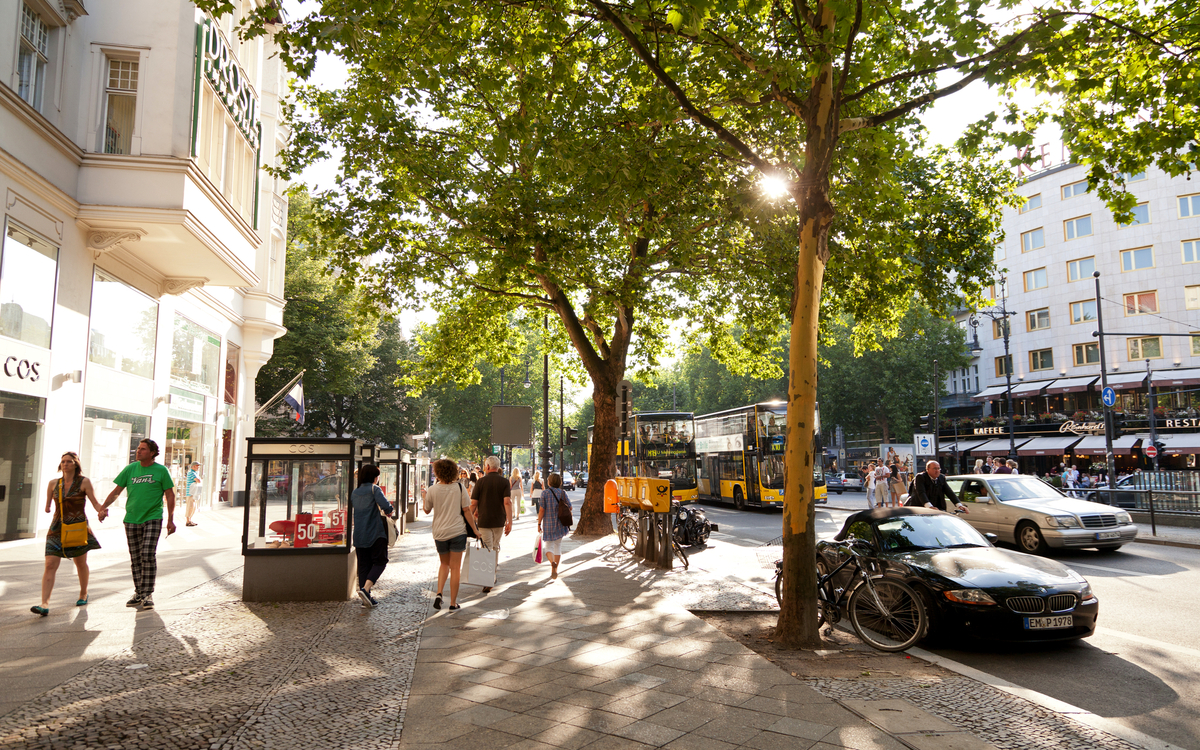 Kurfürstendamm Höhe U-Bahn Uhlandstraße mit Modegeschäft COS und Hotel Kempinski - Kurfürstendamm © visitBerlin/Foto: Philip Koschel