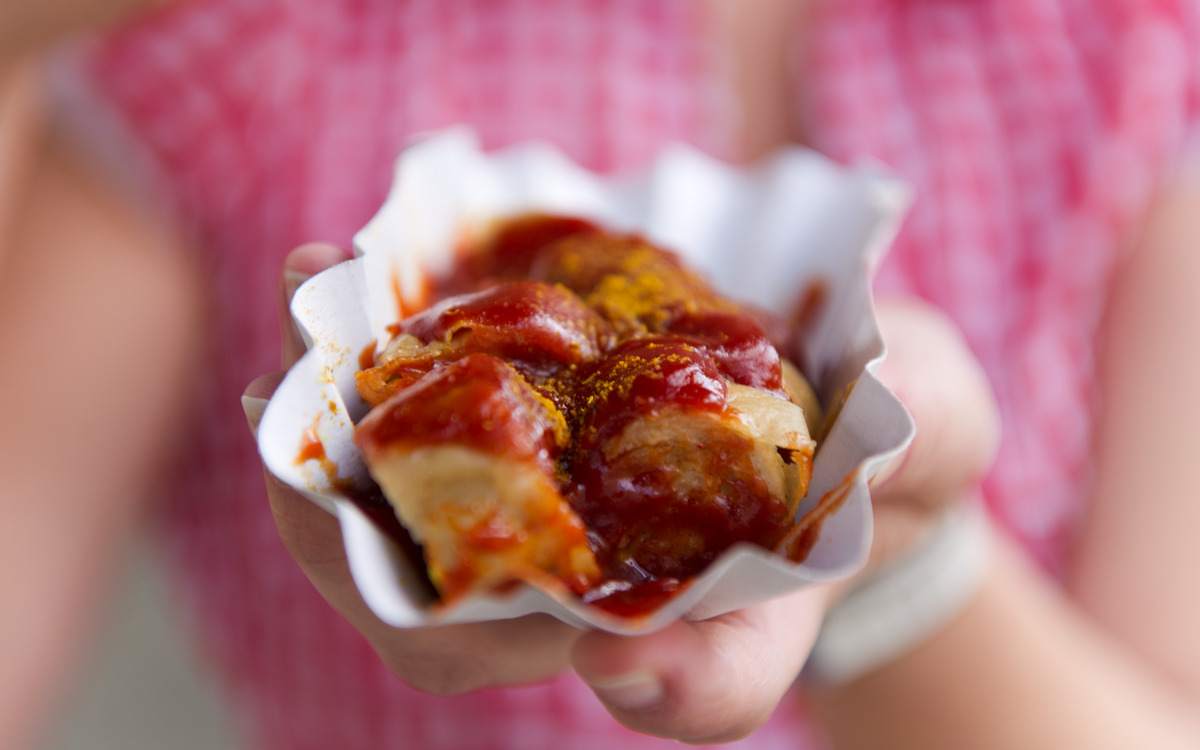 Imbiss mit Currywurst in der Hand - visitBerlin/Foto: Philip Koschel