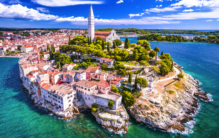 Luftpanorama der Altstadt von Rovinj - © xbrchx - stock.adobe.com