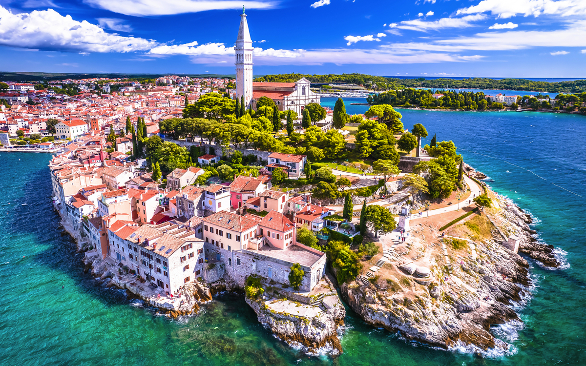 Luftpanorama der Altstadt von Rovinj - © xbrchx - stock.adobe.com