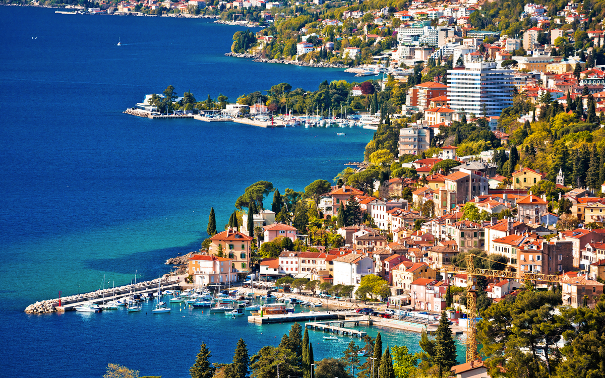 Panoramablick auf die Uferpromenade der Riviera von Opatija - © xbrchx - stock.adobe.com