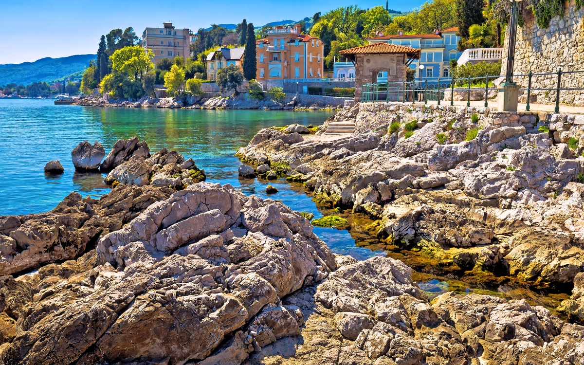 Felsstrand am Lungomare Gehweg in Opatija, Kroatien - © xbrchx - stock.adobe.com