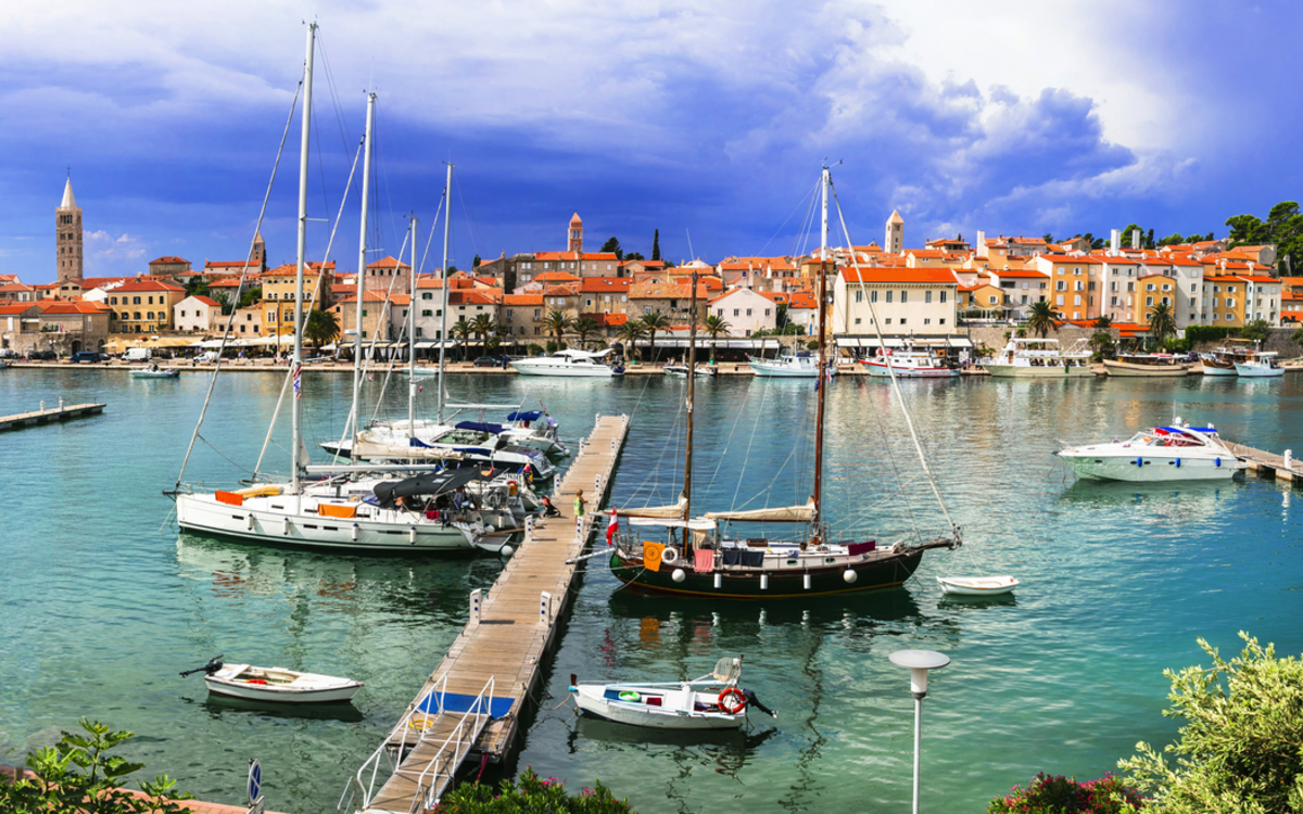 Hafen und Altstadt von Rab auf der Insel Rab, Kroatien - ©Freesurf - stock.adobe.com