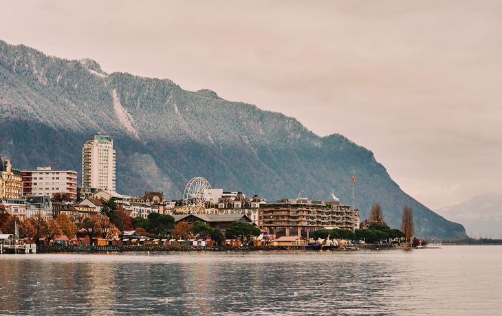 Winterlandschaft der Stadt Montreux mit Weihnachtsmarkt - © annanahabed - stock.adobe.com