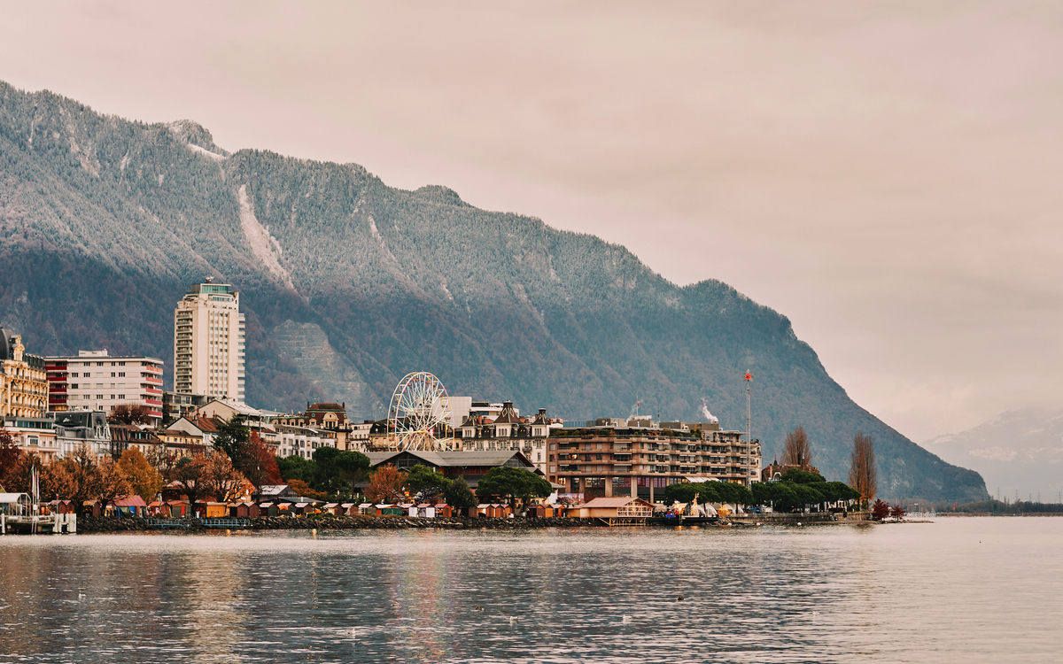 Winterlandschaft der Stadt Montreux mit Weihnachtsmarkt - © annanahabed - stock.adobe.com