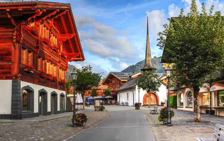 Gstaad in der Schweiz - © Bogdan Lazar - stock.adobe.com