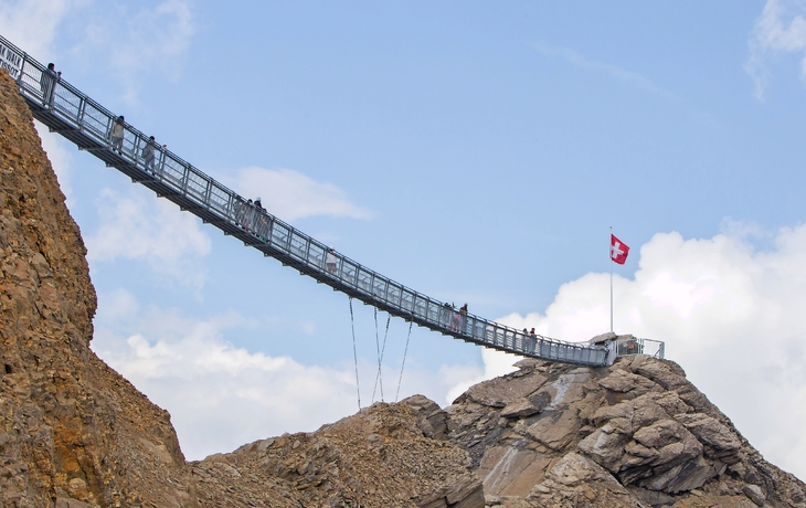 Les Diablerets, Swizterland - 22. Juli: Die Menschen gehen am Glacie - © michaklootwijk - Fotolia