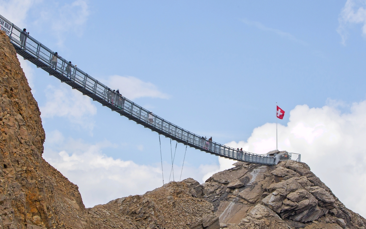 Les Diablerets, Swizterland - 22. Juli: Die Menschen gehen am Glacie - © michaklootwijk - Fotolia