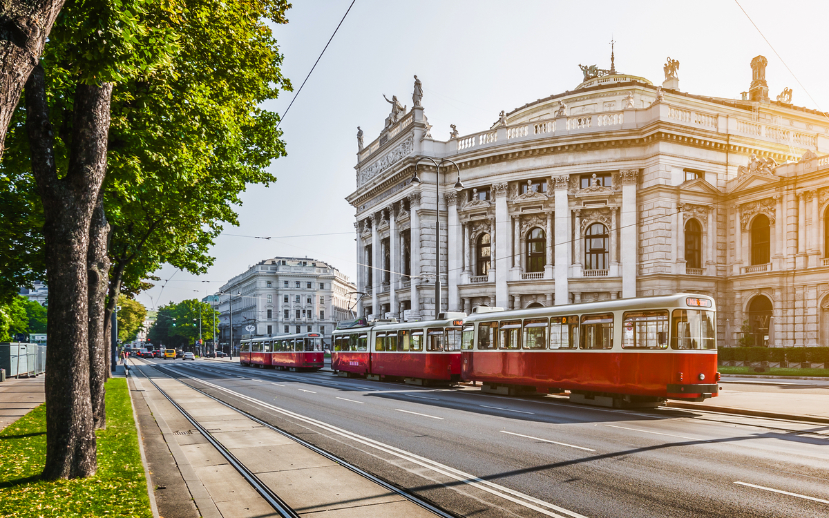 Wiener Ringstraße mit Burgtheater - © JFL Photography - stock.adobe.com