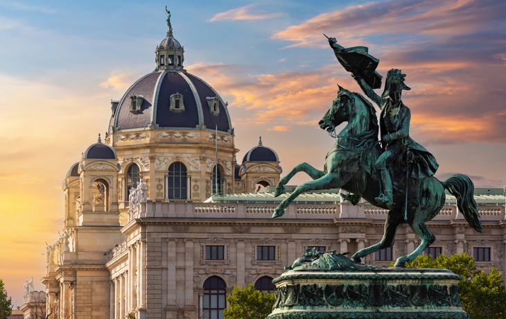 © Mistervlad - stock.adobe.com - Statue von Erzherzog Karl am Heldenplatz