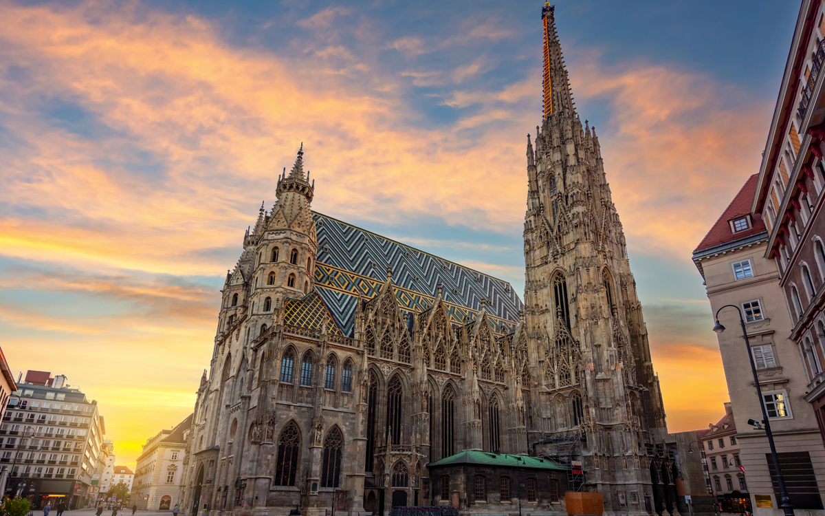 Stephansdom bei Sonnenaufgang - © Mistervlad - stock.adobe.com