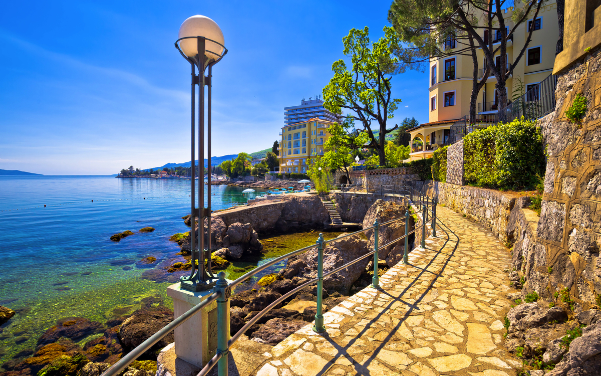 berühmter Gehweg Lungomare in Opatija, Kroatien - ©xbrchx - stock.adobe.com