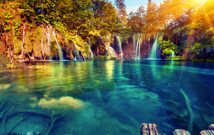 farbenfroher Sommermorgen im Nationalpark Plitvicer Seen - © Andrew Mayovskyy - stock.adobe.com