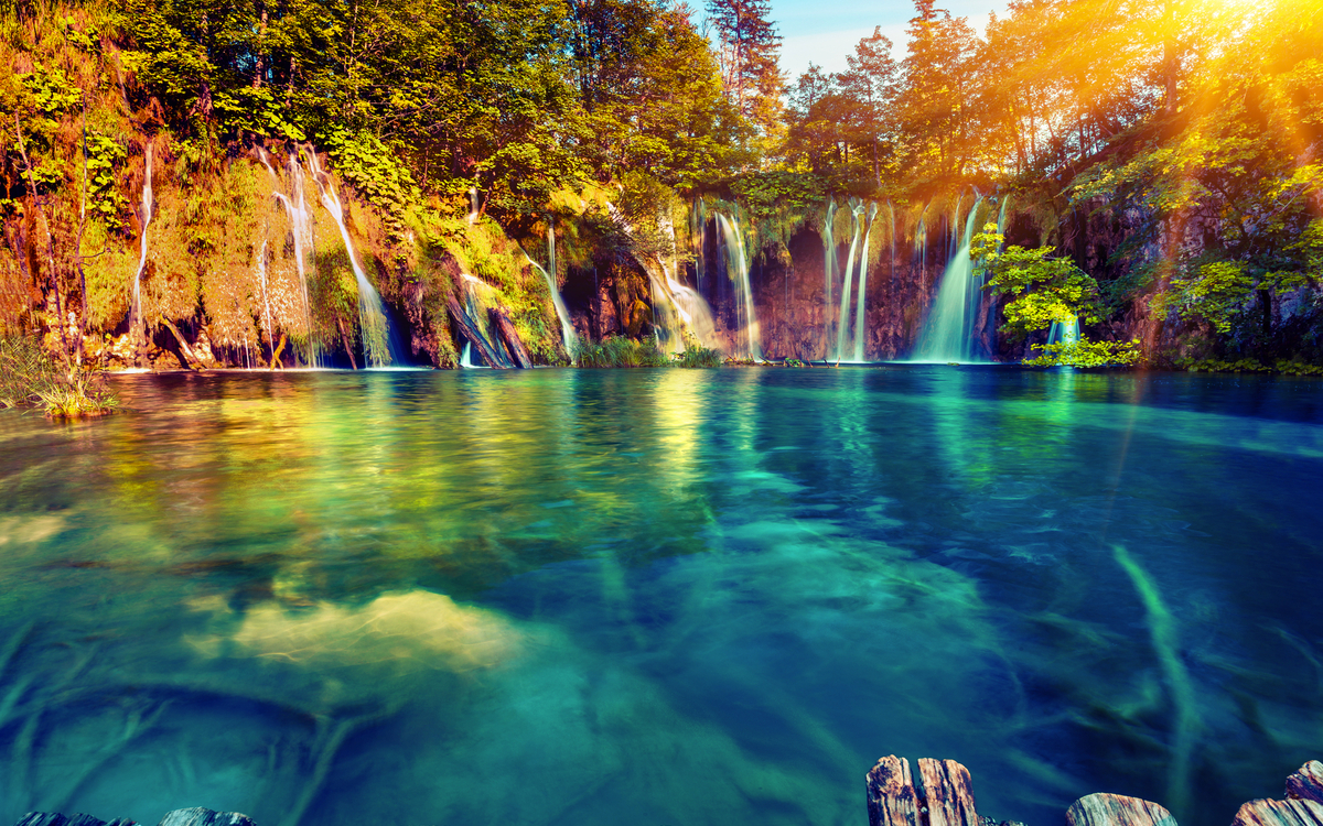 farbenfroher Sommermorgen im Nationalpark Plitvicer Seen - © Andrew Mayovskyy - stock.adobe.com