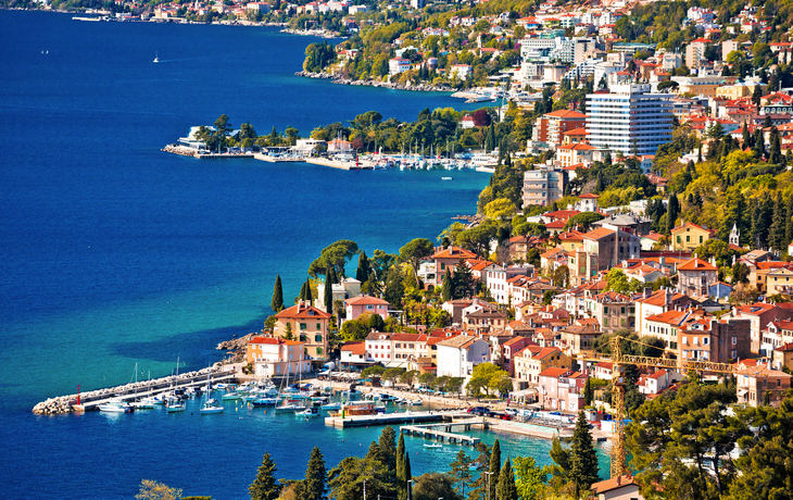 Panoramablick auf die Uferpromenade der Riviera von Opatija