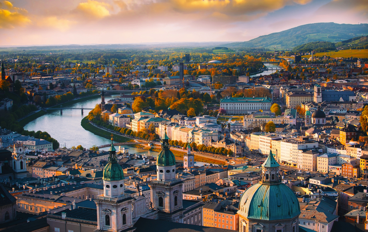 Luftpanoramablick über Salzburg im Herbst - © SASITHORN - stock.adobe.com