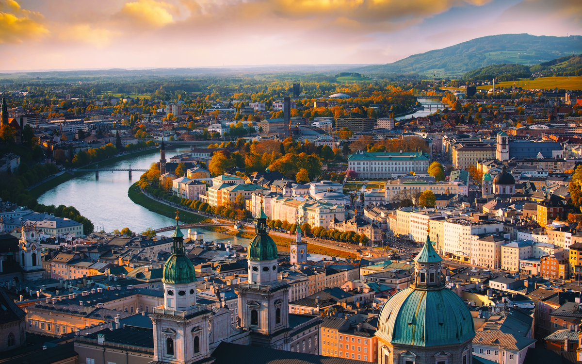 Luftpanoramablick über Salzburg im Herbst - © SASITHORN - stock.adobe.com