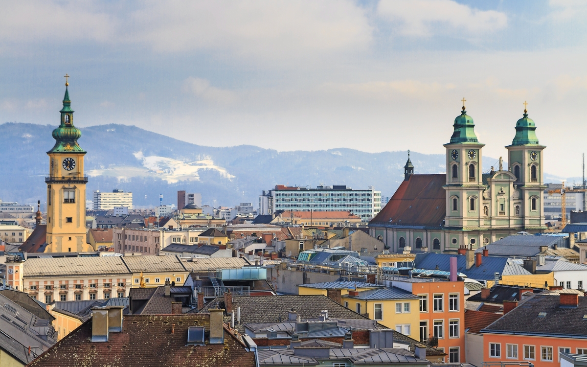 Linz,Blick auf die alte Stadt mit Kirchen,Österreich - © Zechal - Fotolia