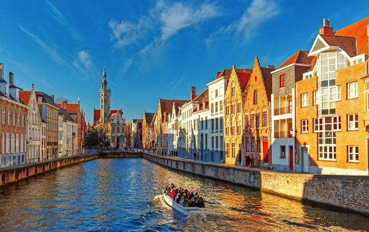 Touristenboot auf Kanal Spiegelrei und Jan Van Eyck-Platz am Morgen in Brügge,Belgien - © KavalenkavaVolha - Fotolia