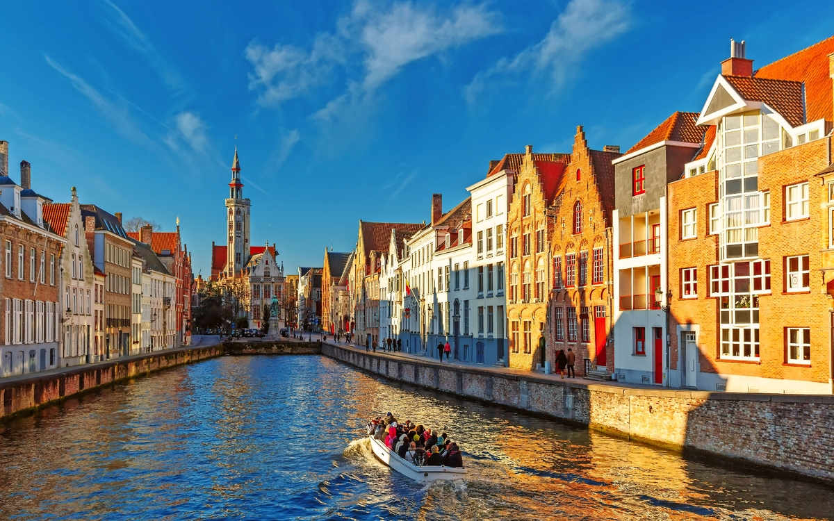 Touristenboot auf Kanal Spiegelrei und Jan Van Eyck-Platz am Morgen in Brügge,Belgien - © KavalenkavaVolha - Fotolia