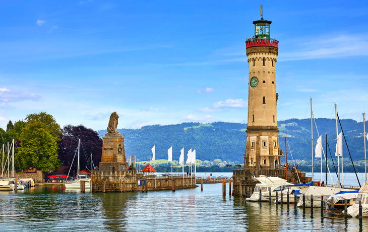 © Yasonya - stock.adobe.com - Alter Leuchtturm von Lindau