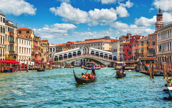 Rialto-Brücke - Wahrzeichen des Canal Grande - © Yasonya - stock.adobe.com