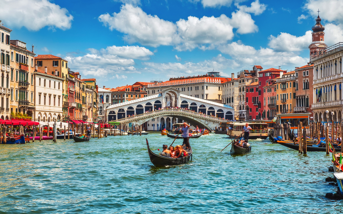 Rialto-Brücke - Wahrzeichen des Canal Grande - © Yasonya - stock.adobe.com