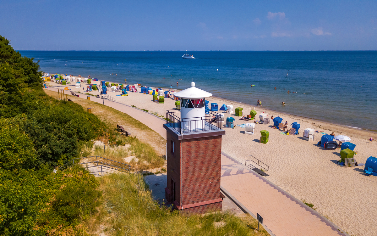 Wyker Leuchtfeuer am Strand - © Föhr Tourismus GmbH / Harald Bickel