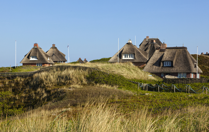 Reetdachhäuser auf Sylt in der Nordsee, Deutschland - © eyewave - stock.adobe.com