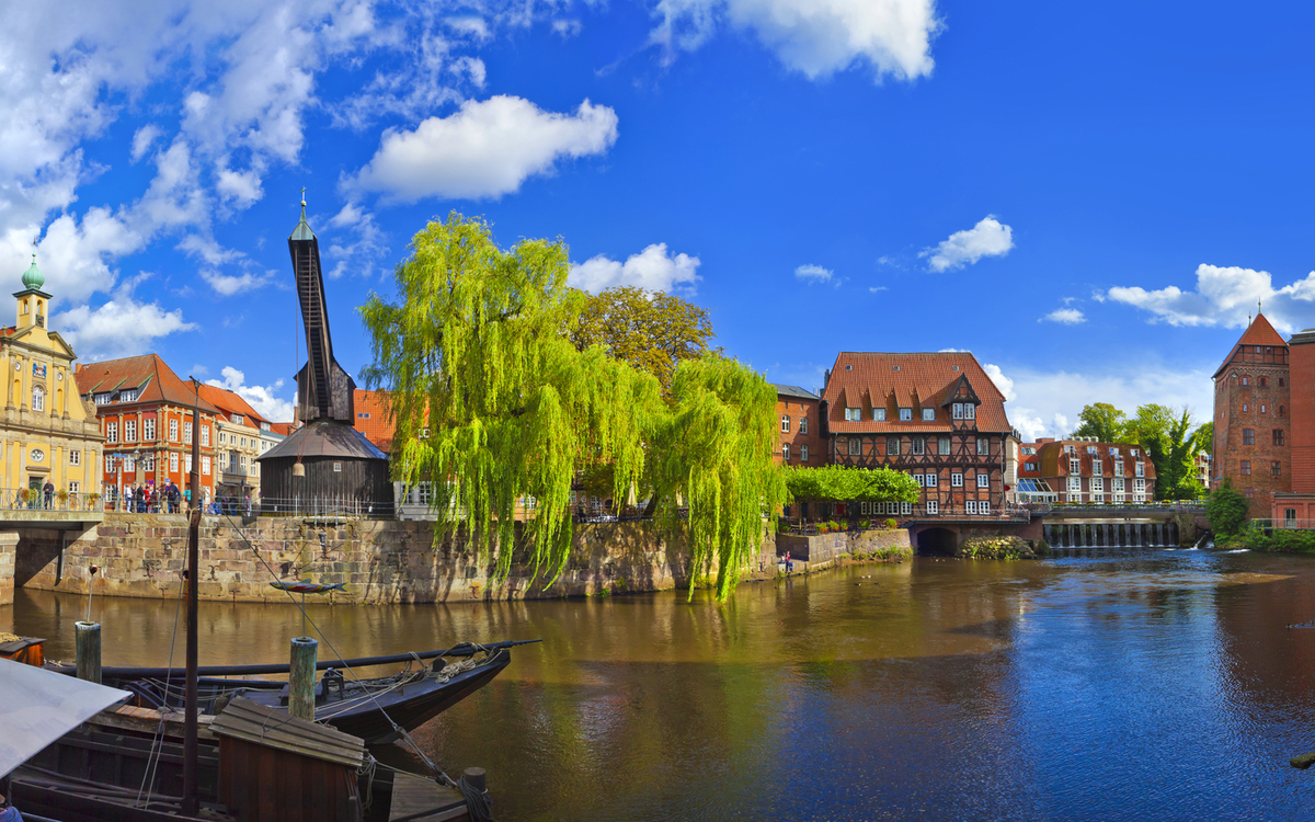 Alter Kran im Lüneburger Hafen - ©Composer - stock.adobe.com