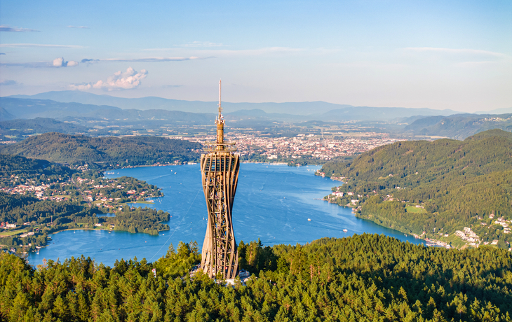 Aussichtspunkt Pyramidenkogel mit dem Wörthersee im Hintergrund - © Landscapes & Nature - stock.adobe.com