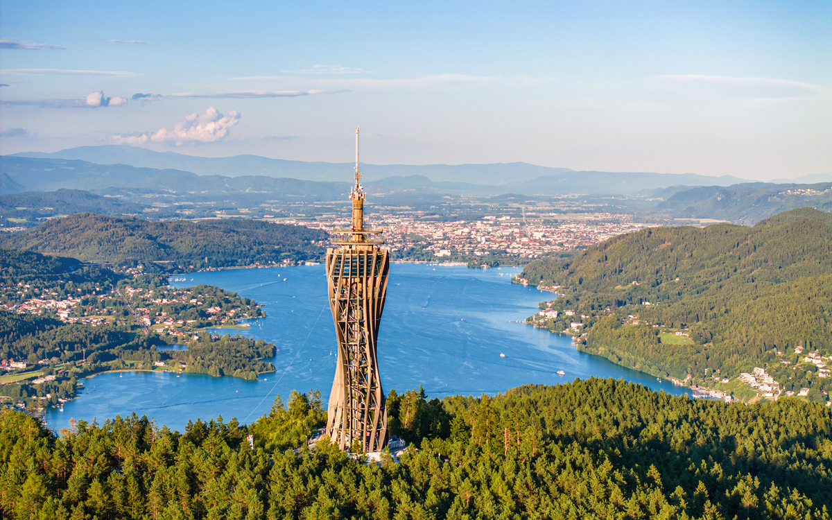 Aussichtspunkt Pyramidenkogel mit dem Wörthersee im Hintergrund - © Landscapes & Nature - stock.adobe.com