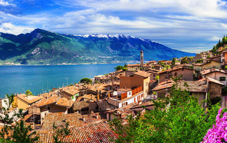 © Freesurf - stock.adobe.com - Panoramablick auf das Limone sul Garda am Gardasee