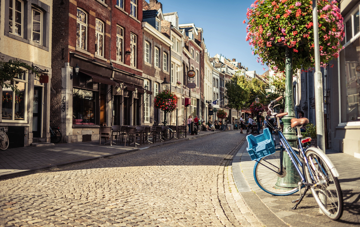 Maastrichter Straßen mit Fahrrad im Sommer - © frankaterhardt - stock.adobe.com