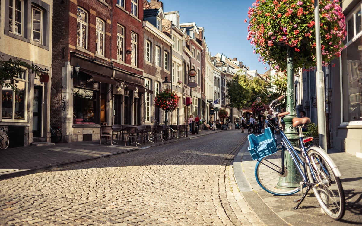 Maastrichter Straßen mit Fahrrad im Sommer - © frankaterhardt - stock.adobe.com