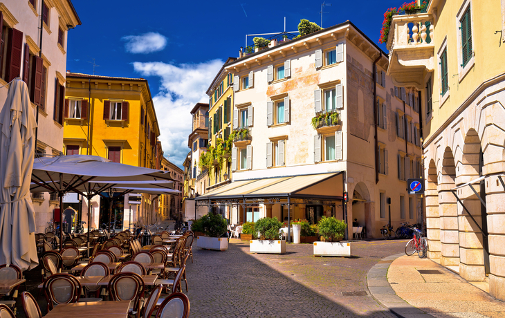 Italienische Straße und Café in Verona-Ansicht