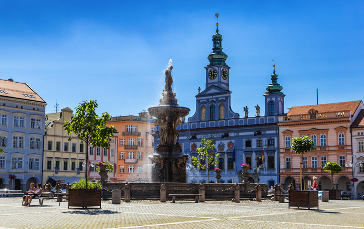 Hauptplatz mit Samson im Kampf gegen die Löwenbrunnenskulptur und den Glockenturm in Ceske Budejovice