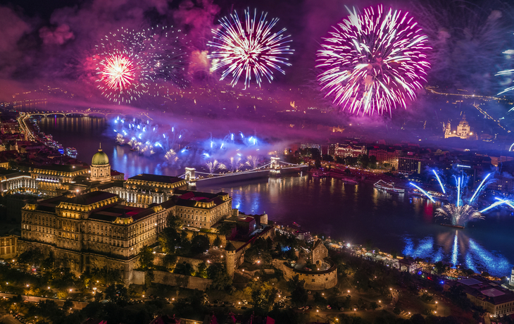 © zgphotography - stock.adobe.com - Feuerwerk über dem Burgberg in Budapest